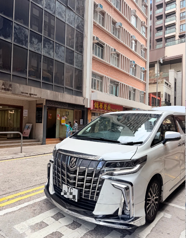 Luxury Car With Driver In Hongkong 10H